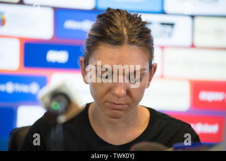 CLUJ, Romania - 14 giugno 2019: romeno tennista Simona Halep rispondendo alle domande durante la conferenza stampa prima del friendly match di tennis ag Foto Stock