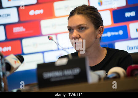 CLUJ, Romania - 14 giugno 2019: romeno tennista Simona Halep rispondendo alle domande durante la conferenza stampa prima del friendly match di tennis ag Foto Stock