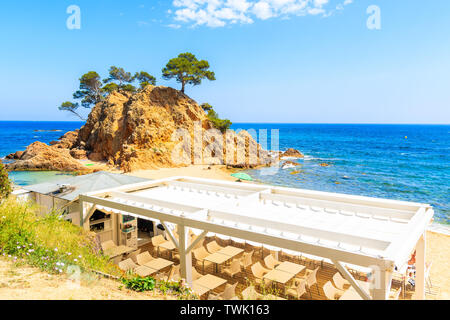 Ristorante sulla splendida spiaggia di sabbia a Cap Roig, Costa Brava, Spagna Foto Stock