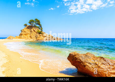 Rocce di incredibile spiaggia sabbiosa a Cap Roig, Costa Brava, Spagna Foto Stock