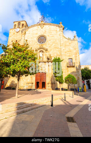 La facciata della vecchia chiesa in Tossa de Mar città, Costa Brava, Spagna Foto Stock