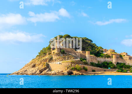 Blu azzurro del mare e la vista del castello a Tossa de Mar, Costa Brava, Spagna Foto Stock