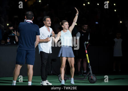 CLUJ, Romania - 15 giugno 2019: giocatore di tennis legend Simona Halep immettendo la corte in una partita contro Daniela Hantuchova durante il Festival dello Sport Foto Stock