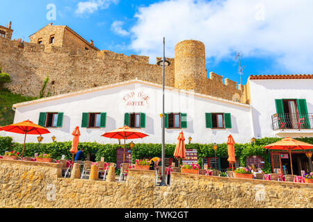 TOSSA DE MAR, Spagna - giu 6, 2019: Ristorante edificio nel bellissimo centro storico di Tossa de Mar che è una località balneare sulla Costa Brava, Spagna. Foto Stock