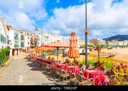 Tavole di ristorante sulla spiaggia di Tossa de Mar che è una località balneare sulla Costa Brava, Spagna Foto Stock