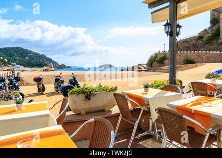 TOSSA DE MAR, Spagna - giu 6, 2019: tavole di ristorante sulla spiaggia di Tossa de Mar che è una località balneare sulla Costa Brava, Spagna. Foto Stock