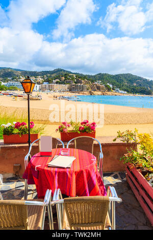 Tabella ristorante sulla spiaggia di Tossa de Mar che è una località balneare sulla Costa Brava, Spagna Foto Stock