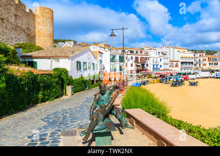 TOSSA DE MAR, Spagna - giu 6, 2019: sculture sul lungomare di Tossa de Mar città che è una località balneare sulla Costa Brava, Spagna. Foto Stock