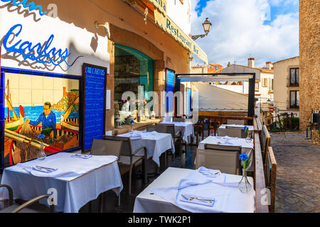 TOSSA DE MAR, Spagna - giu 6, 2019: Ristorante tabelle nella città vecchia di Tossa de Mar che è una località balneare sulla Costa Brava, Spagna. Foto Stock