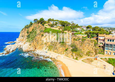 Bellissima spiaggia nella piccola baia mare in Tossa de Mar città, Costa Brava, Spagna Foto Stock