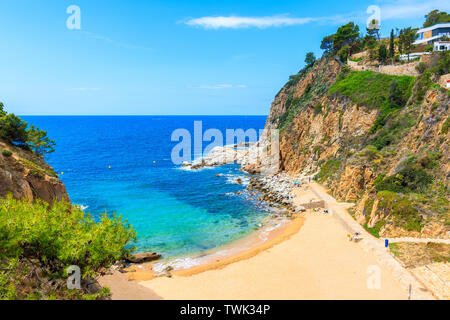 Bellissima spiaggia nella piccola baia mare in Tossa de Mar città, Costa Brava, Spagna Foto Stock