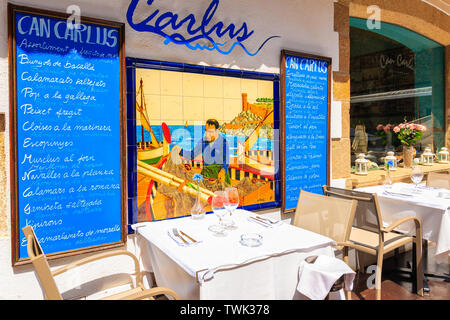 TOSSA DE MAR, Spagna - giu 6, 2019: Ristorante tavoli in bella e antica città di Tossa de Mar che è una località balneare sulla Costa Brava, Spagna. Foto Stock