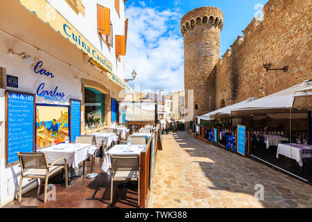 TOSSA DE MAR, Spagna - giu 6, 2019: Ristorante tavoli in bella e antica città di Tossa de Mar che è una località balneare sulla Costa Brava, Spagna. Foto Stock