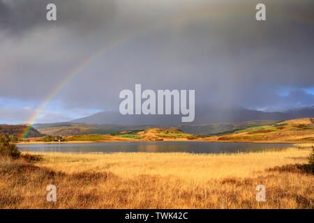 Un arcobaleno sopra Loch Tromlee Foto Stock