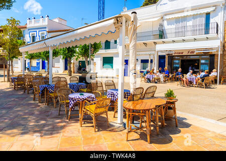 Il villaggio di Llafranc, Spagna - giu 6, 2019: Ristorante tavoli su strada del piccolo villaggio di pescatori di Llafranc che si trova in Costa Brava, Spagna. Foto Stock