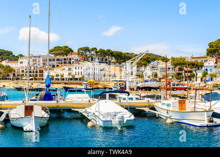 Pescherecci nel porto di Llafranc village, Costa Brava, Spagna Foto Stock