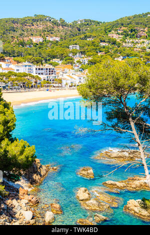 Rocce nella bellissima baia del villaggio di Llafranc, Costa Brava, Spagna Foto Stock