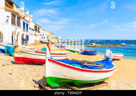 Tradizionali barche di pescatori sulla spiaggia di Calella de Palafrugell, scenico villaggio con case bianche e la spiaggia di sabbia chiara con acqua blu, Costa Brava, Cat Foto Stock