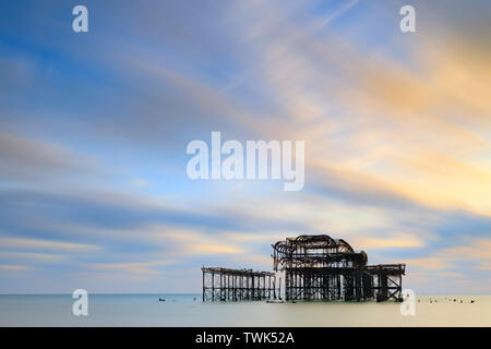 I resti di Brighton il Molo Ovest catturata su un pomeriggio in gennaio. Foto Stock