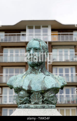 Busto di capitano Matthew Webb a Dover, Kent. Webb è stato la prima persona a nuoto attraverso il canale della Manica, tenendo 22 ore, il 24 e 25 agosto 1875. Foto Stock