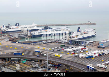 Ferries ormeggiata al Porto di Dover, Kent, Inghilterra. I traghetti esegui per Calais e Dunkerque in Francia. Foto Stock