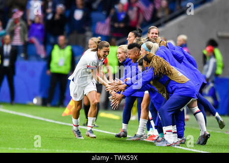 Le Havre, Frankreich. Xx Giugno, 2019. obiettivo, obiettivo, ma ha colpito il giubilo, rallegratevi, celebrare, felice, allegria, obiettivo CELEBRATION USA 0: 2 - goalscorer Tobin Heath (USA) (17) tubicini con il sostituto giocatori, 20/06/2019, Le Havre (Francia), calcio, fifa, Coppa del Mondo Donne 2019, Svezia - USA, FIFA VIETANO QUALSIASI noi ancora come sequenze di immagini e/o quasi video. | Utilizzo di credito in tutto il mondo: dpa/Alamy Live News Foto Stock