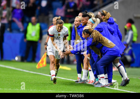 Le Havre, Frankreich. Xx Giugno, 2019. obiettivo, obiettivo, ma ha colpito il giubilo, rallegratevi, celebrare, felice, allegria, obiettivo CELEBRATION USA 0: 2 - goalscorer Tobin Heath (USA) (17) tubicini con il sostituto giocatori, 20/06/2019, Le Havre (Francia), calcio, fifa, Coppa del Mondo Donne 2019, Svezia - USA, FIFA VIETANO QUALSIASI noi ancora come sequenze di immagini e/o quasi video. | Utilizzo di credito in tutto il mondo: dpa/Alamy Live News Foto Stock