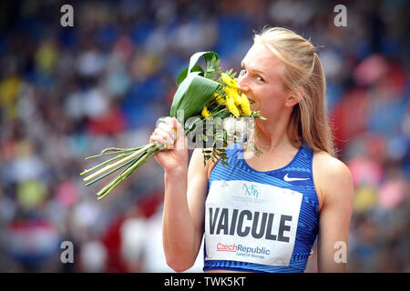 Ostrava, Repubblica Ceca. Il 21 giugno, 2019. VAICULE GUNTA dalla Lettonia festeggia dopo la vittoria del 300 metri le donne correre B presso la IAAF World Challenge Golden Spike evento in Ostrava nella Repubblica Ceca. Credito: Slavek Ruta/ZUMA filo/Alamy Live News Foto Stock