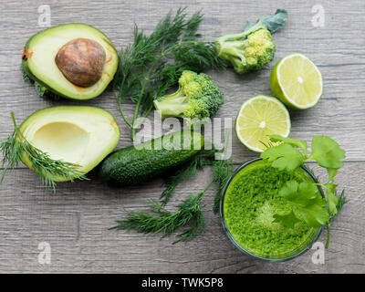 Piatto serie laici di assortiti nei toni del verde, verdure fresche biologiche producono raw Foto Stock