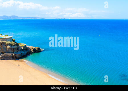 Vista della splendida spiaggia di Cala Moreta con blu azzurro acqua di mare, Costa Brava, Spagna Foto Stock