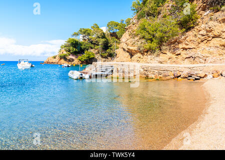 Pittoresca spiaggia di Sa Riera village, Costa Brava, Spagna Foto Stock