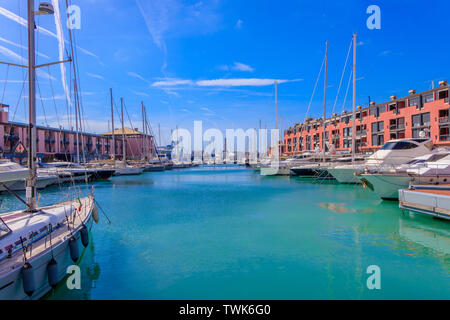 Genova, Italia - 9 Marzo 2019: Porto Porto Antico con il faro e yacht di lusso a Genova, Italia Foto Stock