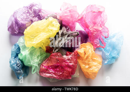 Un gruppo del colorato di sacchetti di plastica in tutto il telaio sgualciti, il concetto di dimostrazione di rifiuti e monouso. Foto Stock