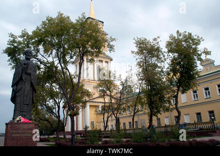 Perm Russia, monumento di San Nicola in Piazza Sobornaya con il composto di Vescovi della Chiesa a croce di San Mitrophan di Voronezh nel backgro Foto Stock