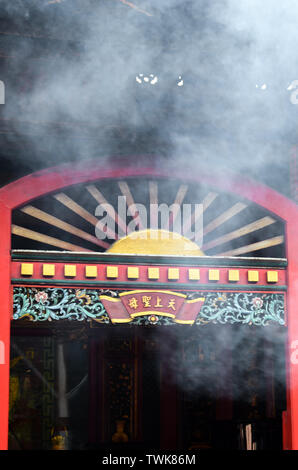 Taipei, Taiwan - 13 Maggio 2017: ingresso rosso e il fumo cloude da bastoncini di incenso nel famoso tempio Longshan in Taipei, Taiwan. Cortile interno del complesso tempio. Simbolo religioso. Concetto buddista. Foto Stock