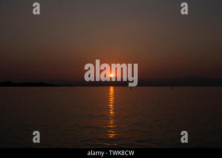 Tramonto sul lago di Garda / Lago di Garda a Peschiera del Garda, Italia settentrionale. Foto Stock