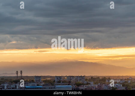 Incredibile tramonto dalla collina di Nebet in Plovdiv con monti Rodopi in background Foto Stock