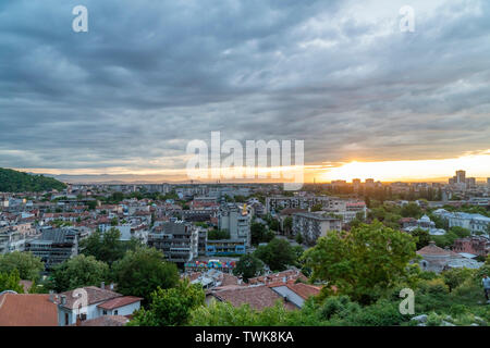 Incredibile tramonto dalla collina di Nebet in Plovdiv con monti Rodopi in background Foto Stock