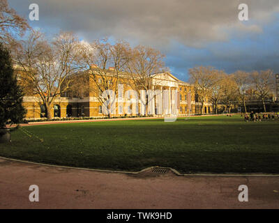 La Saatchi Gallery di arte contemporanea a Chelsea, Londra. Vista esterna. Londra, Inghilterra - Novembre 25, 2009. Foto Stock