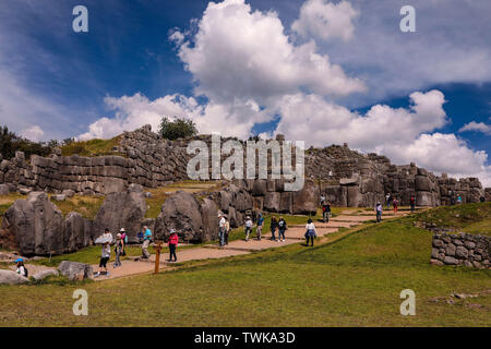 Cusco, Perù. 02Maggio, 2019. Le rovine della fortezza Inca Saqsayhuman nella periferia della città di Cusco è una delle più importanti attrazioni turistiche. Credito: Tino Plunert/dpa-Zentralbild/ZB/dpa/Alamy Live News Foto Stock