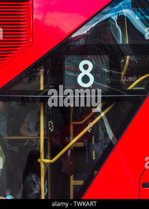 Numero 8 autobus di Londra - dettagli su una Londra Routemaster Bus sulla Route 8 nel centro di Londra Foto Stock