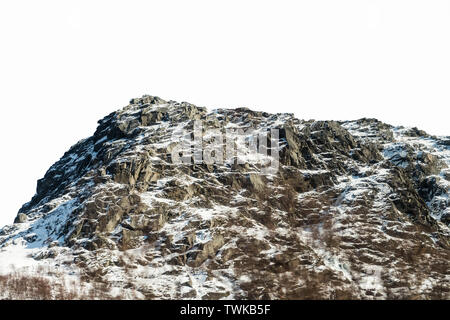 Congelati nevoso montagna di grandi dimensioni su sfondo bianco Foto Stock