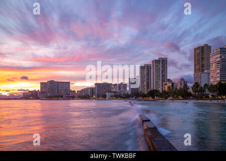 Skyline di Honolulu presso la spiaggia di Waikiki, Hawaii, USA Foto Stock