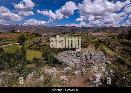 Cusco, Perù. 02Maggio, 2019. Le rovine della fortezza Inca Saqsayhuman nella periferia della città di Cusco è una delle più importanti attrazioni turistiche. Credito: Tino Plunert/dpa-Zentralbild/ZB/dpa/Alamy Live News Foto Stock