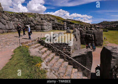 Cusco, Perù. 02Maggio, 2019. Le rovine della fortezza Inca Saqsayhuman nella periferia della città di Cusco è una delle più importanti attrazioni turistiche. Credito: Tino Plunert/dpa-Zentralbild/ZB/dpa/Alamy Live News Foto Stock