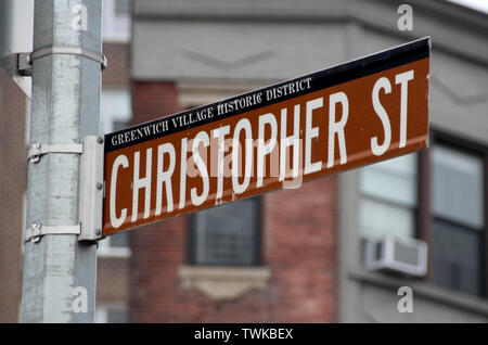 New York, Stati Uniti d'America. 19 giugno 2019. Un cartello stradale si riferisce a Christopher Street nel quartiere di scena del Greenwich Village. In una calda notte a Giugno 28, esattamente 50 anni fa, circa 200 persone, tra cui molti omosessuali, celebrare nel famoso bar 'Stonewall Inn' nella Christopher Street nel Greenwich Village quando otto poliziotti arrivano improvvisamente. (A dpa 'Metropolis nei colori dell'arcobaleno: New York celebra 50 anni di 'Stonewall') Credito: Christina Horsten/dpa/Alamy Live News Foto Stock