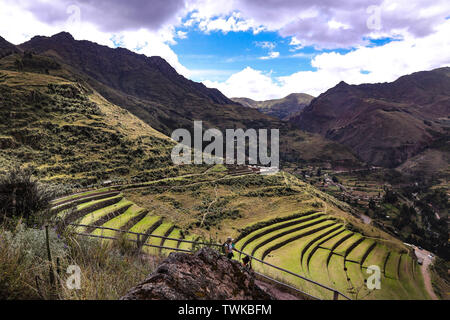 Pisac, Perù. 02Maggio, 2019. La città Inca di Pisac nella Sacred Valley si trova a 3000 metri a nord della città di Cusco. Il sito storico servito gli Incas come una fortezza, sito cerimoniale e terrazze per l'agricoltura. Alcuni sono ancora in uso oggi. Credito: Tino Plunert/dpa-Zentralbild/ZB/dpa/Alamy Live News Foto Stock