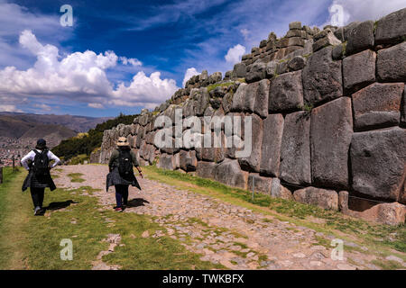 Cusco, Perù. 02Maggio, 2019. Le rovine della fortezza Inca Saqsayhuman nella periferia della città di Cusco è una delle più importanti attrazioni turistiche. Credito: Tino Plunert/dpa-Zentralbild/ZB/dpa/Alamy Live News Foto Stock