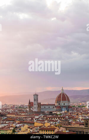 Vista Panoramica di Firenze fotografata al tramonto dal Piazzale Michelangelo Foto Stock