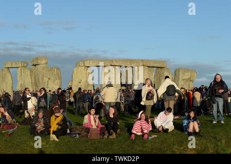 In attesa che il sole, Festaioli a Stonehenge nel Wiltshire benvenuti il solstizio d'estate. Solstice dalla parola latina sol sistere significato Sun fermo Foto Stock